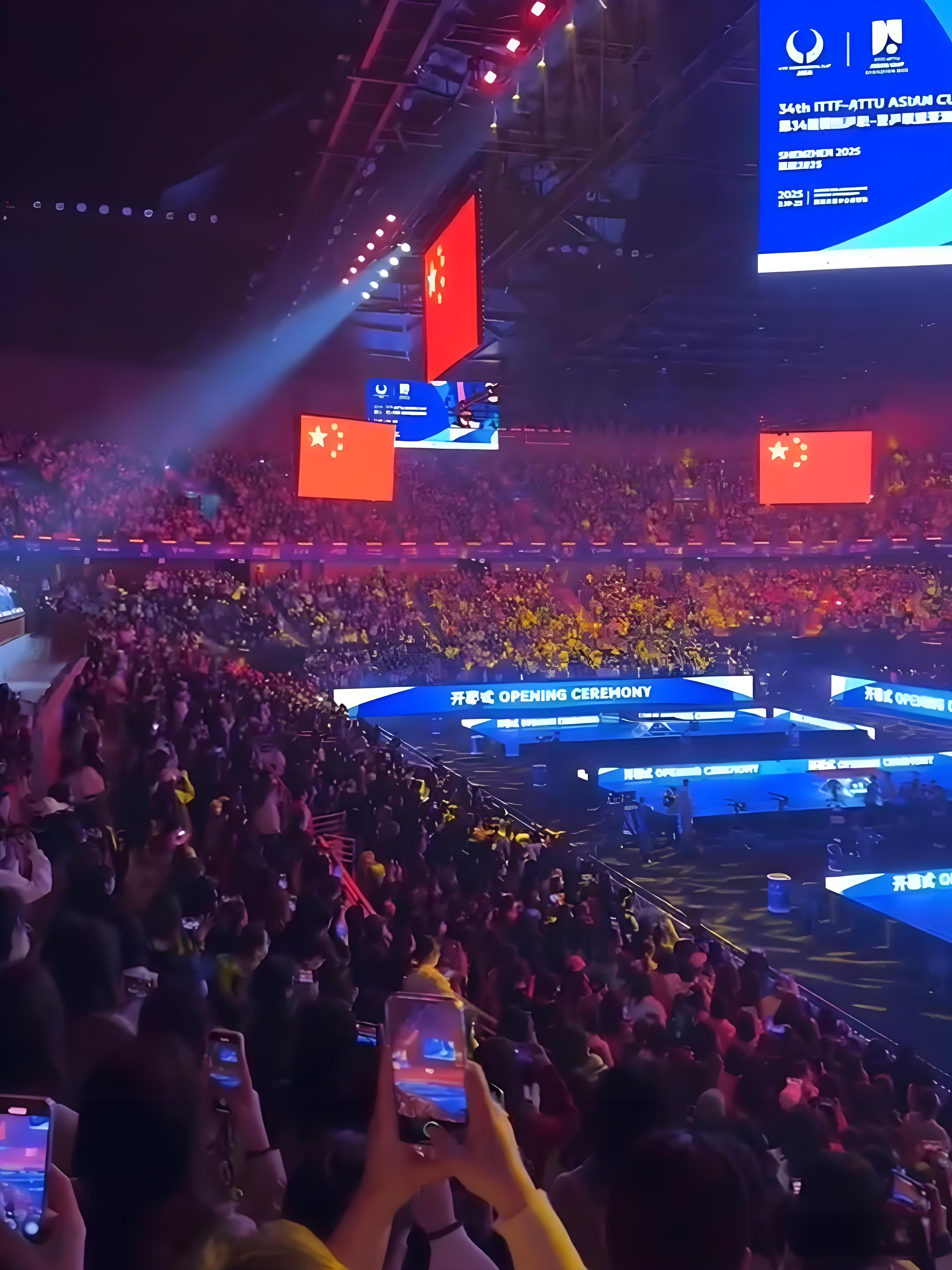 比赛打响，球员们的热血拼搏震撼全场观众