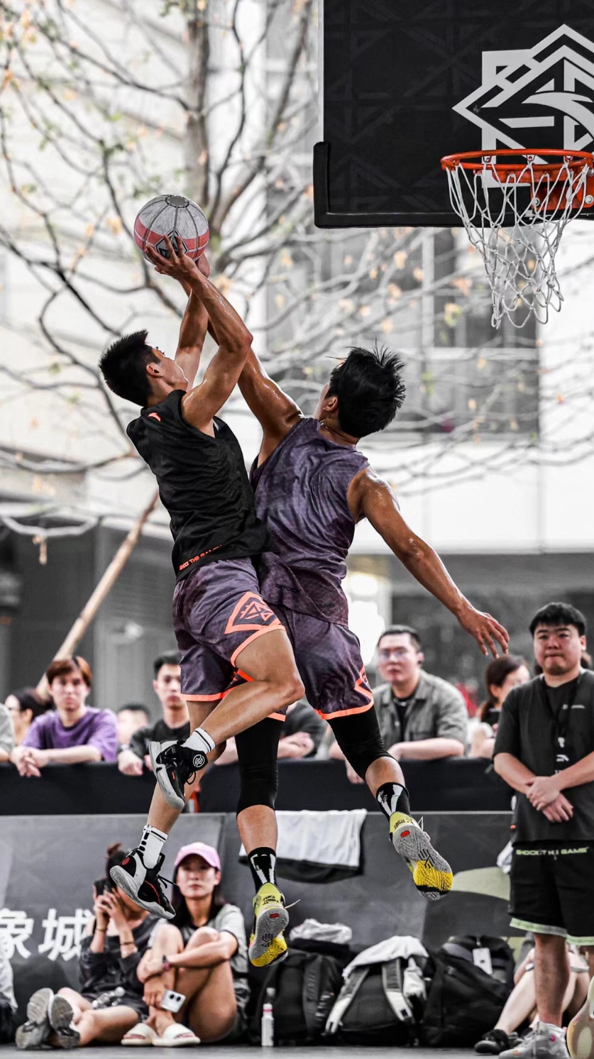 比赛打响，球员们的热血拼搏震撼全场观众