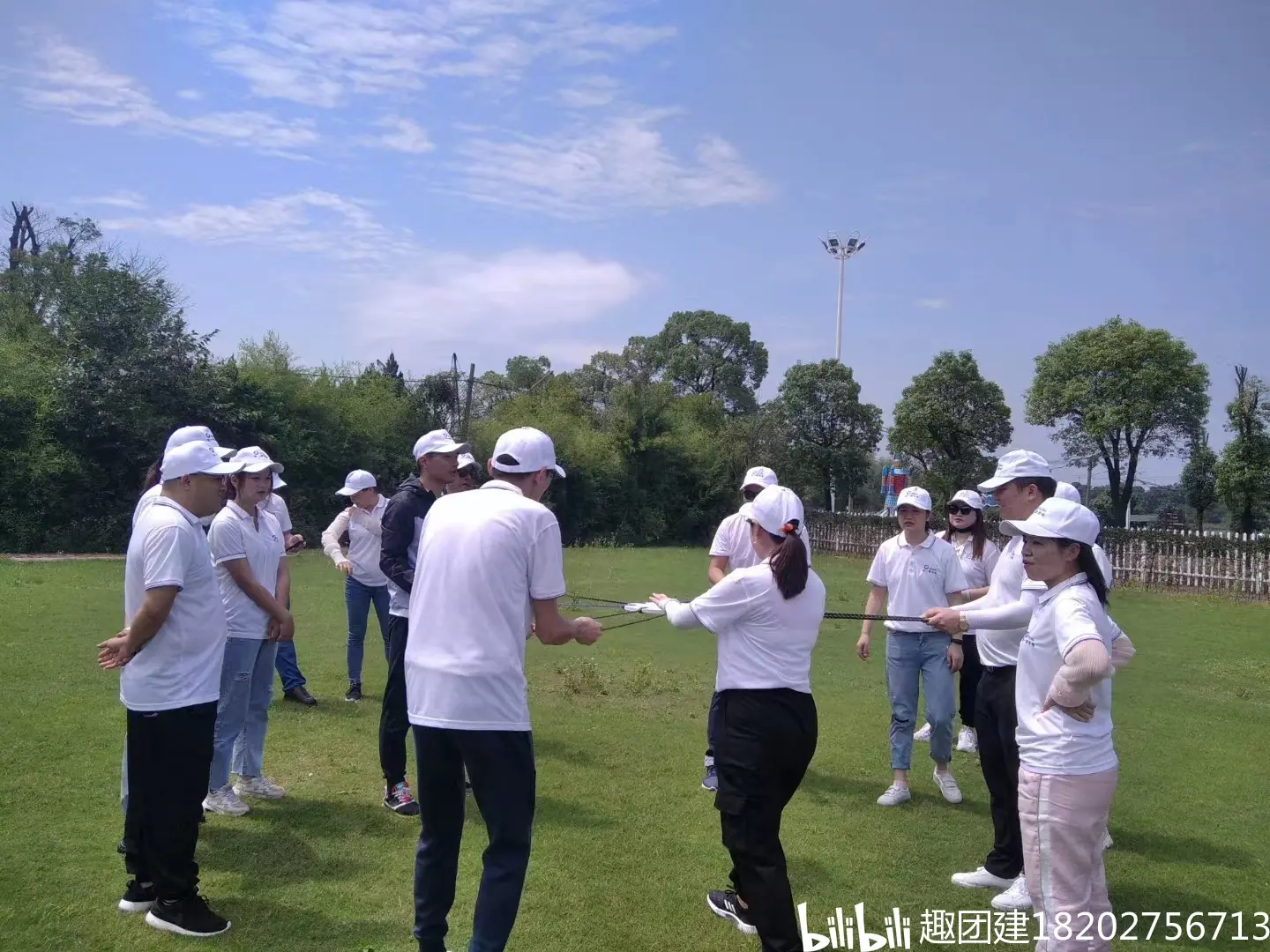 球队士气低落，经理组织团建活动提振士气的简单介绍