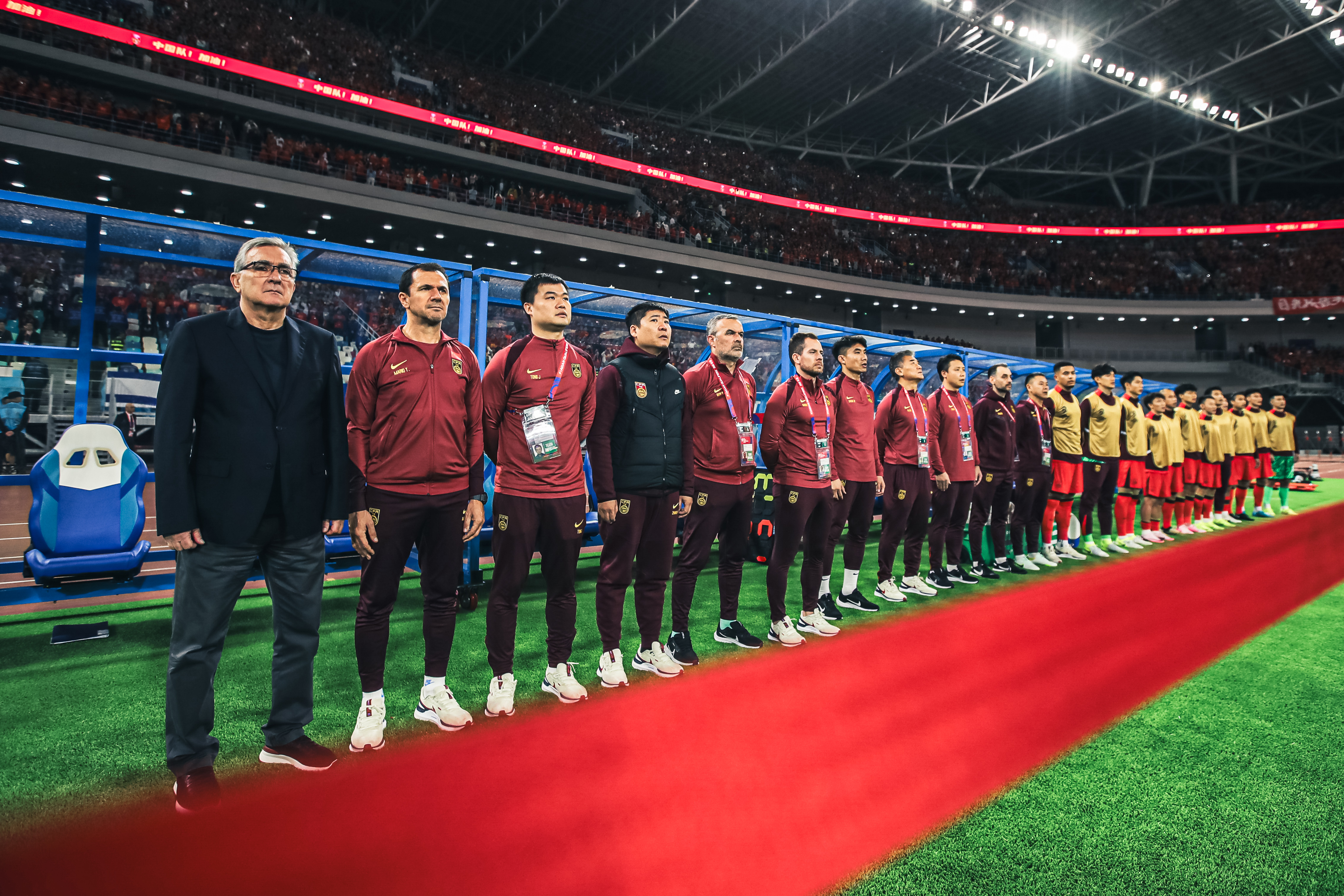 国内足球巅峰对决现场，强者将逐鹿擂台