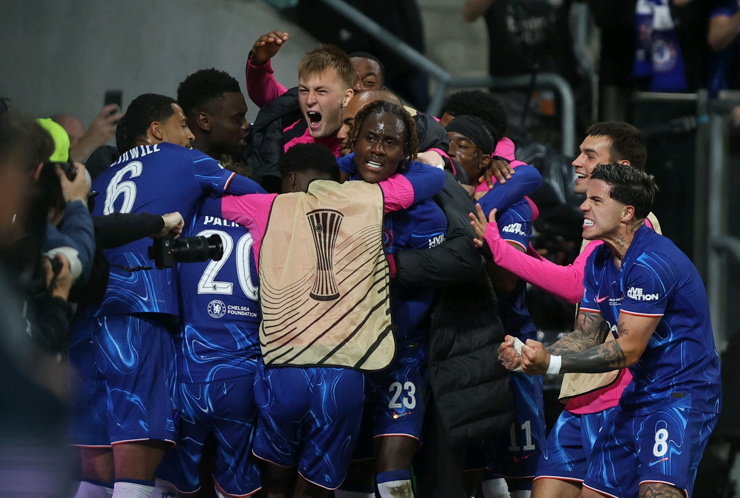 欧洲俱乐部联赛总决赛现场气氛火爆