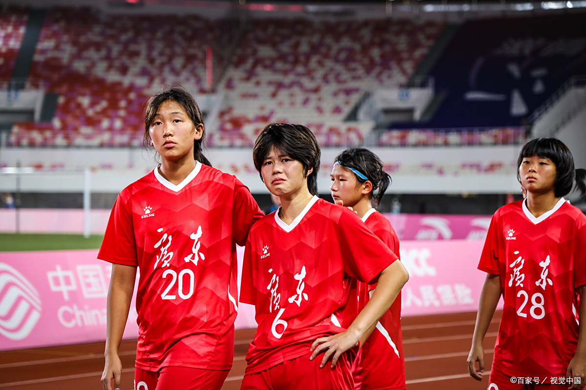 包含中国女子足球队再次在比赛中占据上风的词条