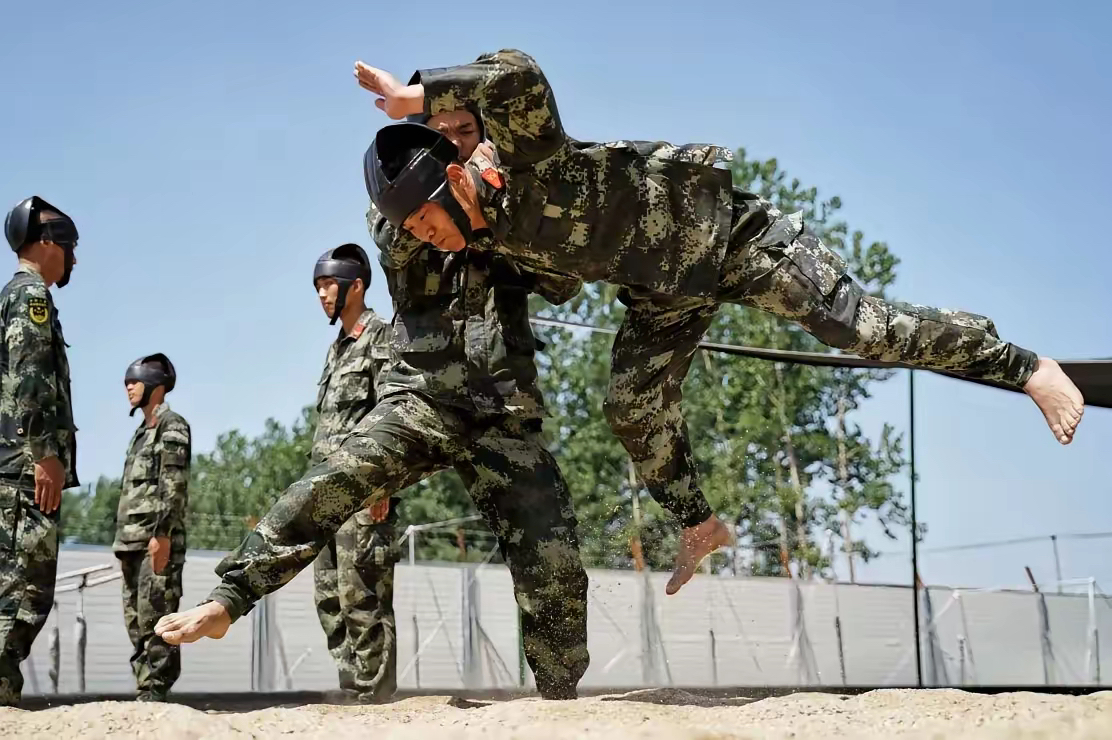 队员默契配合，打出精彩进攻战术
