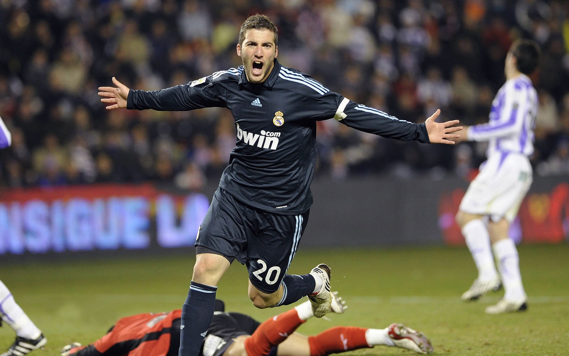 浓眉掌控全局，黄蜂压哨绝杀国王，一场团队节奏与个人英雄主义的完美交响