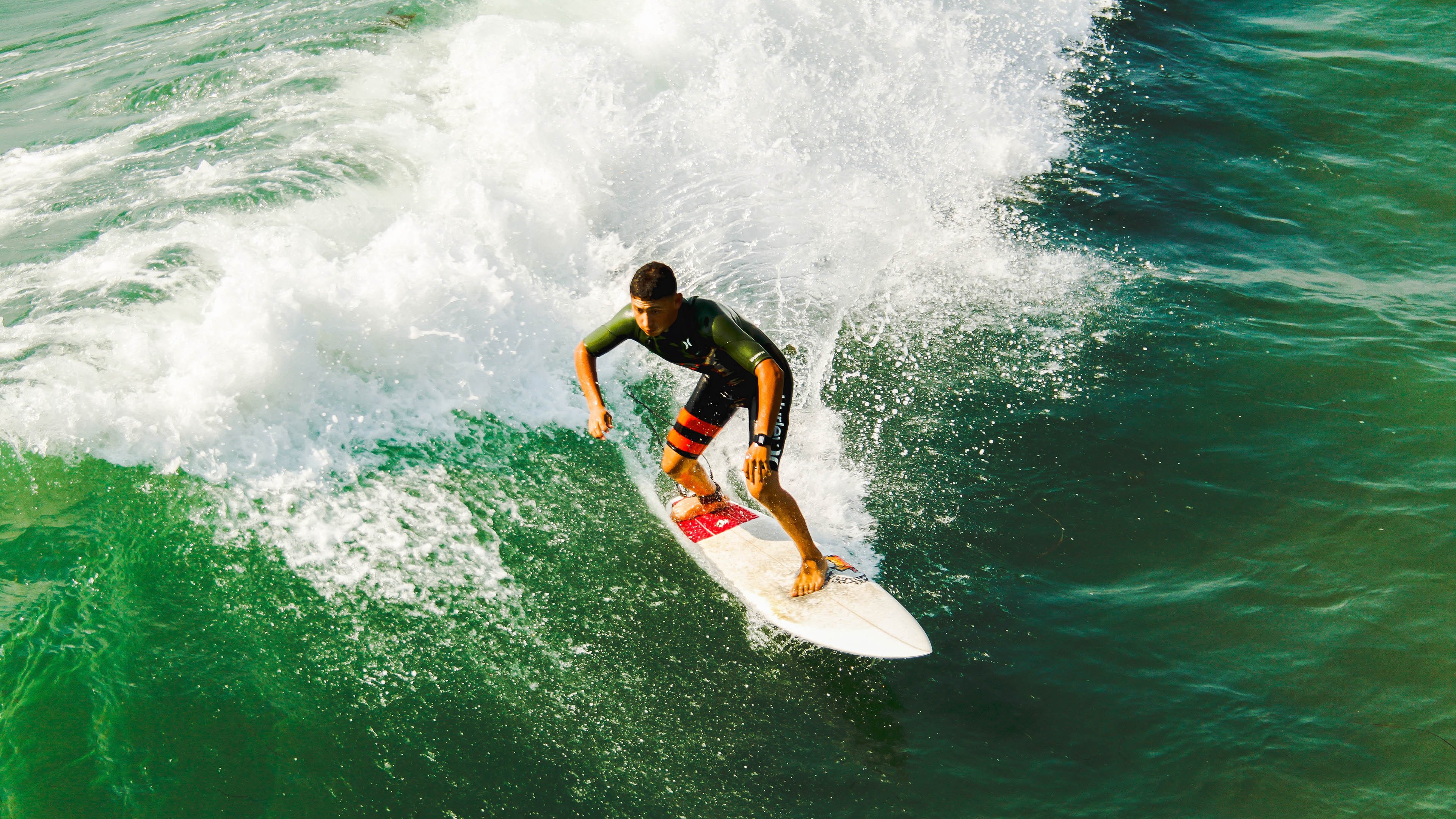 九游官网-绿茵场外的震撼，当欧冠半决赛遇上伊朗狂胜安哥拉，体育如何跨越边界